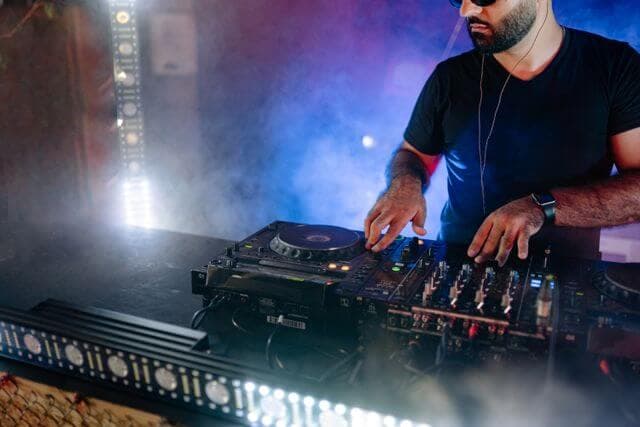 DJ